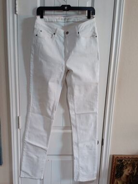 Eddie Bauer White Slightly Curve Straight Leg Jeans Tall 10 SS19